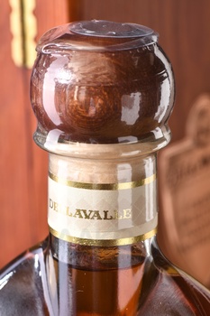Dellavalle Invecchiata e Affinata in botti da Passito Di Pantelleria - граппа Делавалле Инвеккьята э Аффината ин ботти да Пассито ди Пантеллерия 0.7 л в д/у