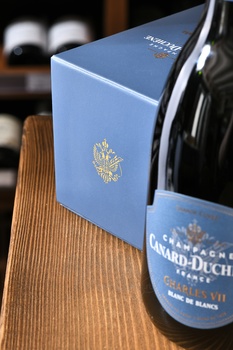 Champagne Canard-Duchene Charles VII Blanc de Blancs - шампанское Шампань Канар-Дюшен Шарль 7 Блан де Блан 2020 год 0.75 л белое брют в п/у