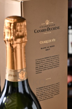 Champagne Canard-Duchene Charles VII Blanc de Noirs - шампанское Шампань Канар-Дюшен Шарль 7 Блан де Нуар 0.75 л белое брют в п/у