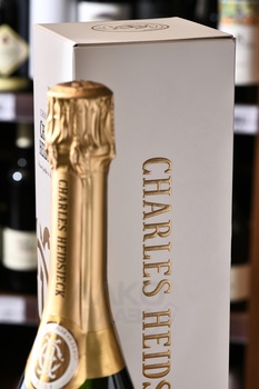 Charles Heidsieck Blanc de Blancs - шампанское Шарль Хайдсик Блан де Блан 0.75 л белое брют в п/у