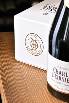 Charles Heidsieck Blanc de Blancs - шампанское Шарль Хайдсик Блан де Блан 0.75 л белое брют в п/у