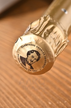 Charles Heidsieck Blanc de Blancs - шампанское Шарль Хайдсик Блан де Блан 0.75 л белое брют в п/у