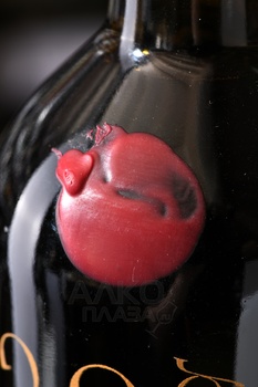 Вино Гиневан Армения Голд 0.75 л красное полусладкое