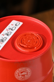 Водка Бочка Гиневана Пшеничная красная 0.75 л