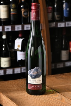 Monchhof Grand Lay Riesling Trocken - вино Менхоф Рислинг Трокен Гранд Лей 2021 год 0.75 л белое сухое