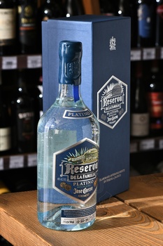 Jose Cuervo Platino Reserva de la Familia - текила Хосе Куэрво Платино Резерва де ла Фамилия 0.75 л