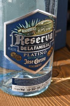 Jose Cuervo Platino Reserva de la Familia - текила Хосе Куэрво Платино Резерва де ла Фамилия 0.75 л