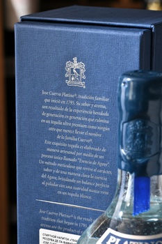 Jose Cuervo Platino Reserva de la Familia - текила Хосе Куэрво Платино Резерва де ла Фамилия 0.75 л