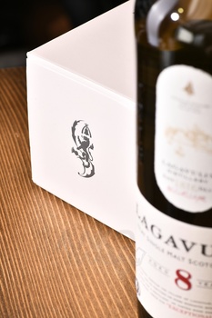 Lagavulin 8 years - виски Лагавулин 8 лет 0.7 л в п/у