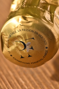 Champagne Perseval-Farge Cuvee Jean-Baptiste - шампанское Шампань Персеваль-Фарж Куве Жан-Баптист 2012 год 0.75 л белое брют