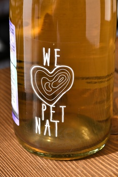 We Pet Nat Gruner Veltliner Brut - вино игристое Уи Пет Нат Грюнер Вельтлинер Брют 0.75 л белое экстра брют