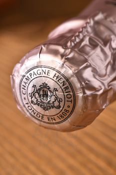 Henriot Brut Rose gift box - шампанское Энрио Брют Розе 0.75 л в п/у