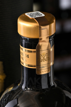 Imperial Collection Gold Black Edition - водка Империал Коллекшн Голд Блэк Эдишн 1 л в тубе