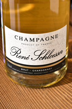 Rene Schloesser Brut Chardonnay - шампанское Рене Шлоссер Брют Шардоне 0.75 л