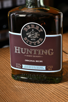Beluga Hunting Berry Bitter - ликер десертный Белуга Хантинг Ягодный Биттер 0.25 л фляжка