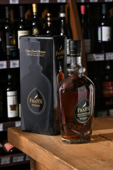Frapin VSOP Grande Champagne in gift box - коньяк Фрапзн ВСОП Гранд Шампань 0.7 л в п/у