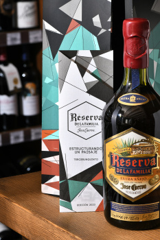 Jose Cuervo Reserva de la Familia Extra Anejo - текила Хосе Куэрво Резерва де ла Фамилия Экстра Аньехо 0.75 л в д/у