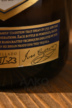 Jose Cuervo Reserva de la Familia Extra Anejo - текила Хосе Куэрво Резерва де ла Фамилия Экстра Аньехо 0.75 л в д/у