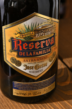 Jose Cuervo Reserva de la Familia Extra Anejo - текила Хосе Куэрво Резерва де ла Фамилия Экстра Аньехо 0.75 л в д/у