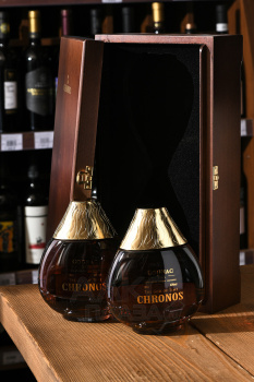 Chronos XO - коньяк Хронос ИКСО 0.35 л в подарочном наборе из 2-х бут.