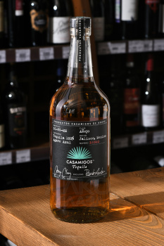 Casamigos Anejo - текила Касамигос Аньехо 1 л