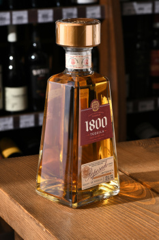 Jose Cuervo Reserva 1800 Reposado - текила Хосе Куэрво Резерва 1800 Репосадо 0,75 л