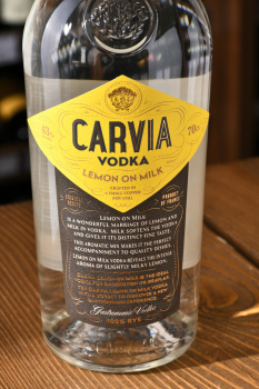 Carvia Lemon on Milk - водка Карвиа Лемон он Милк 0.7 л
