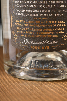 Carvia Lemon on Milk - водка Карвиа Лемон он Милк 0.7 л
