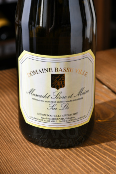 Domaine Basse Ville Muscadet Sevre et Maine Sur Lie AOC - вино Домен Басс Виль Мюскаде Севр е Мэн Сюр Ли 0.75 л белое сухое