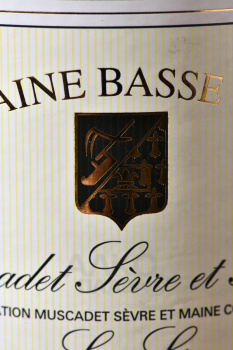 Domaine Basse Ville Muscadet Sevre et Maine Sur Lie AOC - вино Домен Басс Виль Мюскаде Севр е Мэн Сюр Ли 0.75 л белое сухое