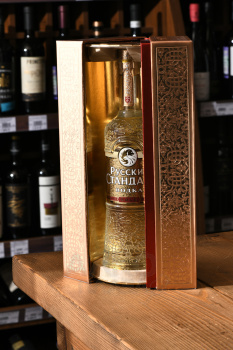 Russian Standard Gift Box - водка Русский Стандарт 0.7 л в п/у