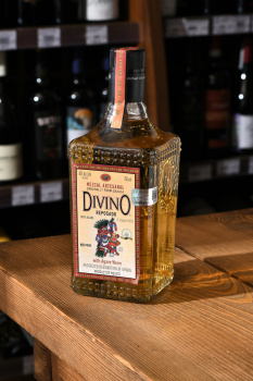 Divino Reposado - мескаль Дивино Репосадо с гусеницей голубой агавы 0.75 л