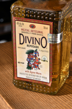 Divino Reposado - мескаль Дивино Репосадо с гусеницей голубой агавы 0.75 л
