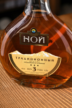 Армянский коньяк Ной Традиционный трехлетний 0.25 л