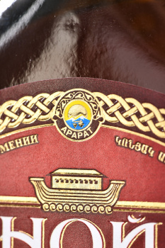 Армянский коньяк Ной подарочный трехлетний 0.5 л