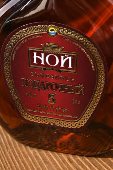 Армянский коньяк Ной подарочный пятилетний 0.5 л