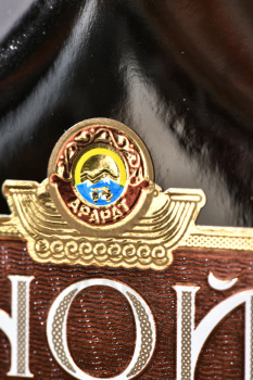 Коньяк Ной Подарочный 7 лет 0.5 л