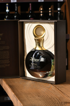Zacapa Centenario Royal Solera Gran Reserva Especial - ром Закапа Сэнтэнарио Роял Солера Гран резерва Эспесиаль 0.7 л в п/у