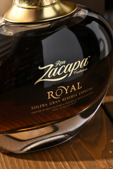 Zacapa Centenario Royal Solera Gran Reserva Especial - ром Закапа Сэнтэнарио Роял Солера Гран резерва Эспесиаль 0.7 л в п/у