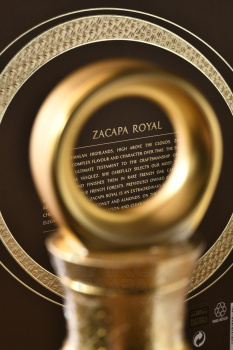 Zacapa Centenario Royal Solera Gran Reserva Especial - ром Закапа Сэнтэнарио Роял Солера Гран резерва Эспесиаль 0.7 л в п/у