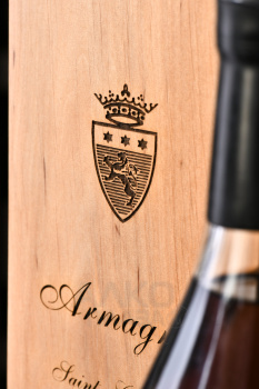 Armagnac Saint Christeau Millesime 1976 - арманьяк Сент Кристо Миллезимэ 1976 года 0.7 л в п/у