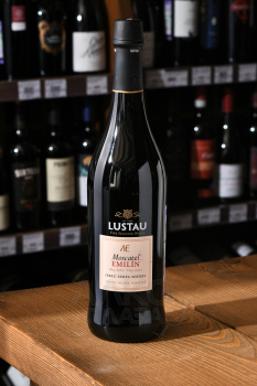 Moscatel Emilín Lustau Solera Familiar - херес Москатель Эмилин Люстау Солера Фамилиар 0.75 л