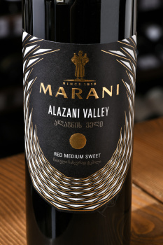 Marani Alazani Valley Red - вино Марани Алазанская Долина 0.75 л красное полусладкое