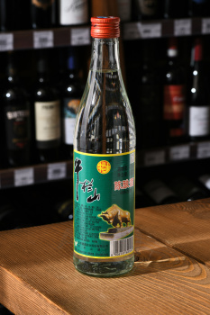 Niulan Shanchenniang Baijiu - водка Нюлан Шаньчэннян Байцзю 0.5 л