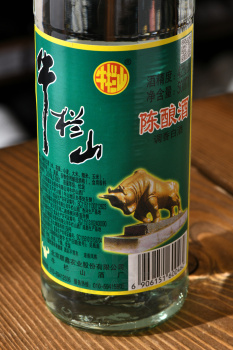 Niulan Shanchenniang Baijiu - водка Нюлан Шаньчэннян Байцзю 0.5 л