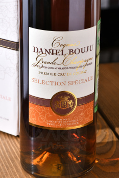Daniel Bouju Selection Speciale 5 yrs gift box - коньяк Даниэль Бужу Селексьон Спесиаль 0.7 л 5 лет п/у