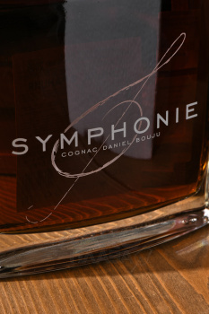 Daniel Bouju Symphonie in decanter and wooden box - коньяк Даниэль Бужу Симфони 0.7 л в декантере и д/к
