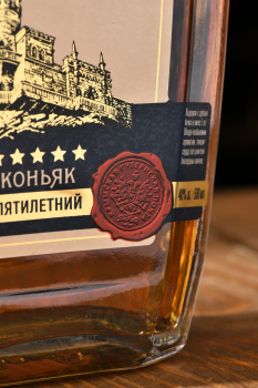 Коньяк Ласточкино Гнездо пятилетний 0.5 л