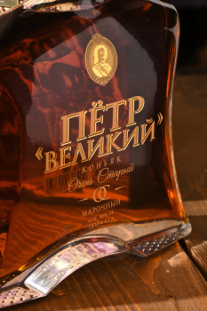 Коньяк Петр Великий ОС 25 лет 0.7 л в п/у декантер