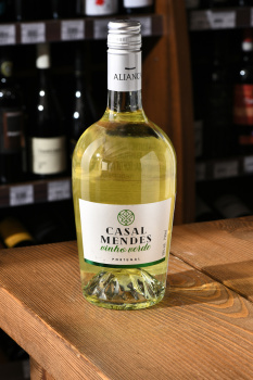 Casal Mendes Vinho Verde - вино Казаль Мендеш Винью Верде 0.75 л белое полусухое